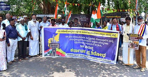 ಮಂಡ್ಯ ನಗರದ ಜೆ.ಸಿ ವೃತ್ತದಲ್ಲಿ ಜಾತ್ಯಾತೀತ ಪಕ್ಷಗಳು ಹಾಗೂ ಜನಪರ ಸಂಘಟನೆಗಳ ಮುಖಂಡರು ಪ್ರತಿಭಟಿಸಿದರು.