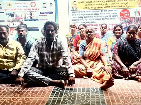 ಮಂಡ್ಯ ನಗರದ ಕೊಳಗೇರಿ ಅಭಿವೃದ್ಧಿ ಮಂಡಳಿ ಕಚೇರಿ ಮುಂಭಾಗ ಕಾಳಿಕಾಂಭ ಶ್ರಮಿಕನಗರದ ನಿವಾಸಿಗಳಿಂದ ಪ್ರತಿಭಟನೆ ನಡೆಸಲಾಯಿತು.·