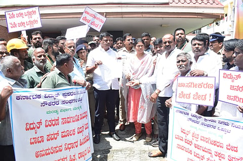 ಮಂಡ್ಯದಲ್ಲಿ ವಿದ್ಯುತ್ ಪ್ರಸರಣ ನಿಗಮ ನೌಕರರ ಸಂಘದಿಂದ ಶಾಸಕ ಪಿ.ರವಿಕುಮಾರ್ ಗಣಿಗ ಅವರಿಗೆ ಮನವಿ ಸಲ್ಲಿಸಲಾಯಿತು.