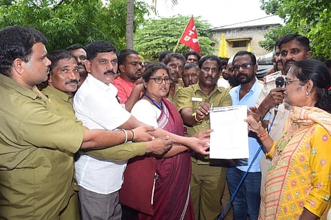 ಮಂಡ್ಯದಲ್ಲಿ ರಾಜೀವ್‌ಗಾಂಧಿ ಆಟೋ ಟ್ಯಾಕ್ಸಿ ಚಾಲಕರ ವೇದಿಕೆಯಿಂದ ಬೃಹತ್ ಪ್ರತಿಭಟನೆ ನಡೆಸಿ ಜಿಲ್ಲಾಡಳಿತಕ್ಕೆ ಮನವಿ ಸಲ್ಲಿಸಲಾಯಿತು.