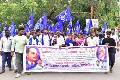   ವಿಶೇಷ ಸಮಗ್ರ ಪರಿಷ್ಕರಣೆ (ಎಸ್‌ಐಆರ್) ವಿರೋಧಿಸಿ ಮಂಡ್ಯ ನಗರದಲ್ಲಿ ದಲಿತ ಸಂಘರ್ಷ ಸಮಿತಿ ಕಾರ್ಯಕರ್ತರು ಪ್ರತಿಭಟನೆ ನಡೆಸಿದರು. 