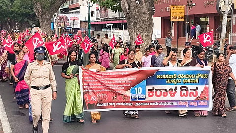 ಮಂಡ್ಯ ನಗರದಲ್ಲಿ ಅಕ್ಷರ ದಾಸೋಹ ನೌಕರರ ಸಂಘದಿಂದ ಪ್ರತಿಭಟನಾ ಮೆರವಣಿಗೆ ನಡೆಯಿತು. 