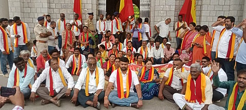 ಮಂಡ್ಯ ನಗರದ ಜಿಲ್ಲಾಧಿಕಾರಿ ಕಚೇರಿ ಎದುರು ಕರವೇ ಕಾರ್ಯಕರ್ತರು ಪ್ರತಿಭಟನೆ ನಡೆಸಿದರು.