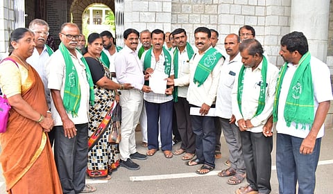 ಮಂಡ್ಯದಲ್ಲಿ ಭಾರತೀಯ ಕಿಸಾನ್ ಸಂಘದ ಕಾರ್ಯಕರ್ತರು ಎಡಿಸಿ ಬಿ.ಸಿ.ಶಿವಾನಂದಮೂರ್ತಿ ಅವರಿಗೆ ಮನವಿ ಸಲ್ಲಿಸಿದರು.