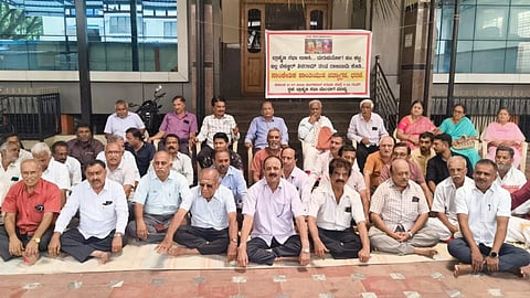 ಮಂಡ್ಯ ನಗರದಲ್ಲಿ ಬ್ರಾಹ್ಮಣ ಸಭಾದ ಸದಸ್ಯರು ಧರಣಿ ನಡೆಸಿದರು.