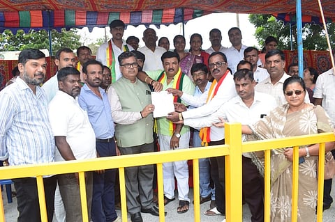 ಮಂಡ್ಯದಲ್ಲಿ ಪದವಿ ಕಾಲೇಜುಗಳ ಕನ್ನಡ ಅಧ್ಯಾಪಕರ ಸಂಘದಿಂದ ಕುಲಪತಿ ಪ್ರೊ.ಶಿವಚಿತ್ತಪ್ಪ ಅವರಿಗೆ ಮನವಿ ಸಲ್ಲಿಸಲಾಯಿತು.