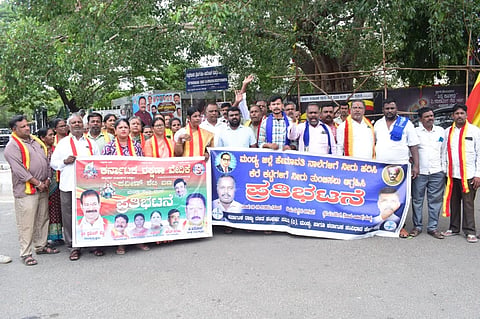 ಮಂಡ್ಯ ನಗರದ ಜೆ.ಸಿ ವೃತ್ತದಲ್ಲಿ ಕರ್ನಾಟಕ ರಕ್ಷಣಾ ವೇದಿಕೆ ಹಾಗೂ ದಲಿತ ಸಂಘರ್ಷ ಸಮಿತಿ ಕಾರ್ಯಕರ್ತರು ಪ್ರತಿಭಟನೆ ನಡೆಸಿದರು.