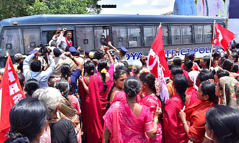 ಮಂಡ್ಯ ನಗರದ ಜೆ.ಸಿ ವೃತ್ತದಲ್ಲಿ ಜೈಲ್ ಭರೋ ಚಳವಳಿ ನಡೆಸಿದ ಪ್ರತಿಭಟನಾಕಾರರನ್ನು ಪೊಲೀಸರು ಬಂಧಿಸಿ ಕರೆದೊಯ್ಯುತ್ತಿರುವುದು.  