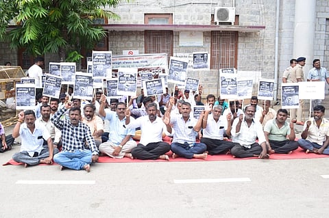 ಮಂಡ್ಯದಲ್ಲಿ ನಗರ ನೀರು ಸರಬರಾಜು ಒಳಚರಂಡಿ ಮಂಡಳಿ ಹೊರಗುತ್ತಿಗೆ ನೌಕರರು ಪ್ರತಿಭಟನೆ ನಡೆಸಿದರು.