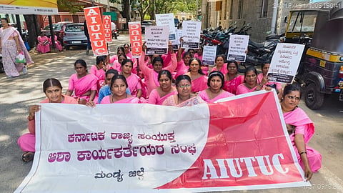 ಮಂಡ್ಯ ನಗರದ ಜಿಲ್ಲಾಧಿಕಾರಿ ಕಚೇರಿ ಎದುರು ಆಶಾ ಕಾರ್ಯಕರ್ತೆಯರು ಪ್ರತಿಭಟನೆ ನಡೆಸಿದರು.