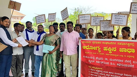 ಸರ್ಕಾರಿ ಆಸ್ಪತ್ರೆಗಳಲ್ಲಿ ಉಚಿತ ಚಿಕಿತ್ಸೆ, ಗುಣಮಟ್ಟದ ಔಷಧ ವಿತರಣೆ ಹಾಗೂ ಖಾಸಗೀಕರಣ ವಿರೋಧಿಸಿ ಪ್ರತಿಭಟಿಸಿದ ವಿವಿಧ ಸಂಘಟನೆ ಪದಾಧಿಕಾರಿಗಳು ಅಪರ ಜಿಲ್ಲಾಧಿಕಾರಿ ಅಬೀದ್​ ಗದ್ಯಾಳ್​ ಅವರಿಗೆ ಮನವಿ ಸಲ್ಲಿಸಿದರು. ಸುಶೀಲಾ ನಾಡ, ಸುಂದರ್​ ಮಾಸ್ಟರ್​, ಕೆ.ಪುತ್ರ, ಶ್ಯಾಮರಾಜ ಬಿರ್ತಿ, ಫಣಿರಾಜ್​, ಪ್ರೀತಿ ಇತರರಿದ್ದರು.