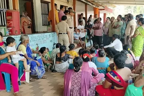 ಮೂಲ ಸೌಕರ್ಯಕ್ಕಾಗಿ ಆಗ್ರಹಿಸಿ ಕೋಡ್ಕಣಿಯ ಶಶಿಹಿತ್ಲದ ಜನರು ಗ್ರಾಪಂ ಕಚೇರಿ Panchayatಎದುರು ಜಮಾಯಿಸಿ ಪ್ರತಿಭಟಿಸಿದರು. 