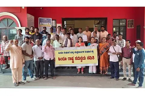ಹಳಿಯಾಳದ ಹಿಂದೂರಾಷ್ಟ್ರ ಸಮನ್ವಯ ಸಮಿತಿಯವರು ತಹಸೀಲ್ದಾರ್‌ಗೆ ಮನವಿ ಪತ್ರ ಸಲ್ಲಿಸಿದರು.(harassment) ಪೂಜಾ ಧೂಳಿ, ವಿಠೋಬಾ ಮಾಲ್ಸೆಕರ, ಶಂಕರ ರೇಣಕೆ ಇತರರಿದ್ದರು.