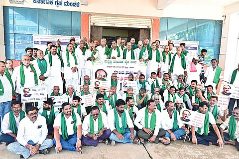 farmer demand ಹುಬ್ಬಳ್ಳಿ ತಾಲೂಕು ರೈತ ಸಂಘದ ವತಿಯಿಂದ ಶುಕ್ರವಾರ ಶಾಸಕ ಪ್ರಸಾದ ಅಬ್ಬಯ್ಯ ಪರ ರೈತರು ತಹಸೀಲ್ದಾರ್​ ಕಚೇರಿ ಎದುರು ಘೊಷಣೆ ಮೊಳಗಿಸಿದರು.