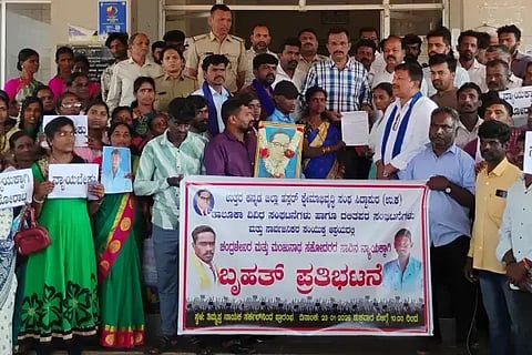 ಸಿದ್ದಾಪುರದಲ್ಲಿ ಜಿಲ್ಲಾ ಹಸ್ಲರ್ ಕ್ಷೇಮಾಭಿವೃದ್ಧಿ ಸಂಘ, ದಲಿತಪರ ಸಂಘಟನೆಗಳು ಮತ್ತು ಸಾರ್ವಜನಿಕರು ಪ್ರತಿಭಟನೆ ನಡೆಸಿದರು. (Murder) ಅಣ್ಣಪ್ಪ, ಗೋಪಾಲ, ನಂದನ, ಮಂಜುನಾಥ, ವಿಶಾಲಾಕ್ಷಿ, ಶಾಂತಿ ಹಸ್ಲರ, ಮಹಾಲಕ್ಷ್ಮೀ ಇತರರಿದ್ದರು.