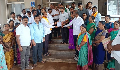 ಸಿದ್ದಾಪುರದಲ್ಲಿ ತಾಲೂಕು ಬಿಜೆಪಿ ಹಾಗೂ ಜೆಡಿಎಸ್ ಘಟಕದವರು ತಹಸೀಲ್ದಾರ್ ಅವರಿಗೆ ಮನವಿ ಸಲ್ಲಿಸಿದರು. ತಿಮ್ಮಪ್ಪ ಎಂ.ಕೆ, ಕೆ.ಜಿ.ನಾಯ್ಕ, ಉಪೇಂದ್ರ ಪೈ, ಅನಂತಮೂರ್ತಿ ಹೆಗಡೆ, ಮಾರುತಿ ನಾಯ್ಕ, ದರ್ಶನ ಹೆಗಡೆ, ಗುರುರಾಜ ಶಾನಭಾಗ, ಅಣ್ಣಪ್ಪ ನಾಯ್ಕ, ಜಯಶ್ರೀ ಗೌಡ, ಇತರರಿದ್ದರು.