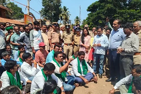 ಶಿರಸಿ-ಹುಬ್ಬಳ್ಳಿ ರಸ್ತೆ (Highway) ಕಾಮಗಾರಿ ತ್ವರಿತ ಪೂರ್ಣಗೊಳಿಸುವಂತೆ ಆಗ್ರಹಿಸಿ ಸಾರ್ವಜನಿಕರು ಬಿಸಲಕೊಪ್ಪದಲ್ಲಿ ಪ್ರತಿಭಟನೆ ನಡೆಸಿದರು. ಸುನೀಲ ನಾಯ್ಕ, ಪ್ರಶಾಂತ ಗೌಡ, ರಾಘವೇಂದ್ರ ನಾಯ್ಕ ಇತರರಿದ್ದರು.