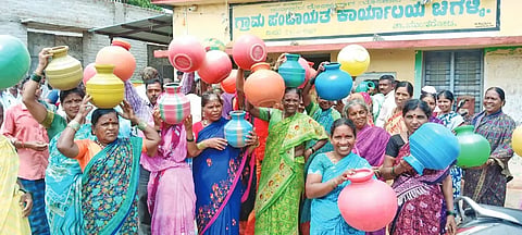 ಸಮರ್ಪಕ ಕುಡಿಯುವ ನೀರು ಪೂರೈಕೆಗೆ ಆಗ್ರಹಿಸಿ ಮುಂಡಗೋಡ ತಾಲೂಕಿನ ಚಿಗಳ್ಳಿ ಗ್ರಾಪಂ ಎದುರು ಗಣೇಶಪುರದ ಮಹಿಳೆಯರು ಖಾಲಿ ಕೊಡಗಳನ್ನು ಹಿಡಿದು ಸೋಮವಾರ ಪ್ರತಿಭಟನೆ (protest ) ನಡೆಸಿದರು.