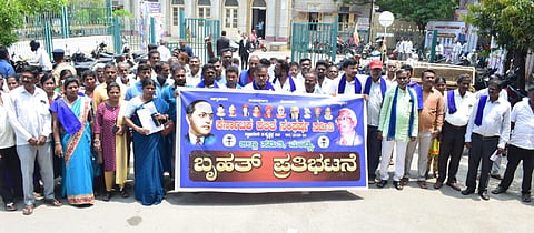 ಮಂಡ್ಯ ನಗರದ ಡಿಸಿ ಕಚೇರಿ ಎದುರು  ದಲಿತ ಸಂಘರ್ಷ ಸಮಿತಿ ಕಾರ್ಯಕರ್ತರು ಪ್ರತಿಭಟನೆ ನಡೆಸಿದರು.