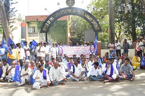 ಮಂಡ್ಯ ನಗರದ ಜಿಲ್ಲಾ ಎಸ್ಪಿ ಕಚೇರಿ ಎದುರು ಕರ್ನಾಟಕ ದಲಿತ ಸಂಘರ್ಷ ಸಮಿತಿಯಿಂದ ಪ್ರತಿಭಟನೆ ನಡೆಸಲಾಯಿತು.