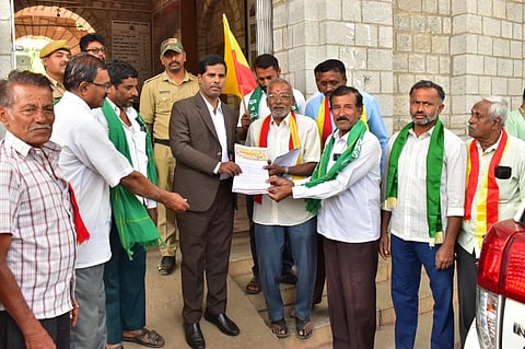 ಮಂಡ್ಯ ನಗರದಲ್ಲಿ ಕದಂಬ ಸೈನ್ಯ ಕನ್ನಡ ಸಂಘಟನೆಯಿಂದ ಜಿಲ್ಲಾಧಿಕಾರಿ ಡಾ.ಕುಮಾರ ಅವರ ಮೂಲಕ ಮನವಿ ಸಲ್ಲಿಸಲಾಯಿತು.