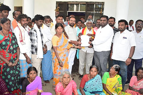 ಭೂ ಸ್ವಾಧೀನ ಪ್ರಕ್ರಿಯೆ ಕೈಬಿಡುವಂತೆ ಒತ್ತಾಯಿಸಿ ಮುದ್ದನಘಟ್ಟ ಗ್ರಾಮದ ಮುಖಂಡ ಮಹಾಲಿಂಗೇಗೌಡ ನೇತೃತ್ವದಲ್ಲಿ ಮಂಡ್ಯದಲ್ಲಿ ತಹಸೀಲ್ದಾರ್ ವಿಶ್ವನಾಥ್ ಅವರಿಗೆ ಮನವಿ ಪತ್ರ ಸಲ್ಲಿಸಲಾಯಿತು.