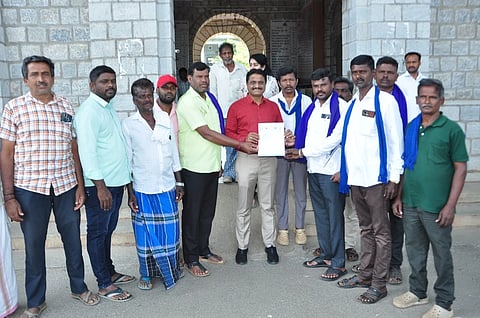 ಮಂಡ್ಯದಲ್ಲಿ ವಿವಿಧ ಬೇಡಿಕೆ ಈಡೇರಿಕೆಗೆ ಒತ್ತಾಯಿಸಿ ದಲಿತ ಸಂಘರ್ಷ ಸಮಿತಿ ಕಾರ್ಯಕರ್ತರು ಎಡಿಸಿ ಬಿ.ಸಿ.ಶಿವಾನಂದಮೂರ್ತಿಗೆ ಮನವಿ ಸಲ್ಲಿಸಿದರು.