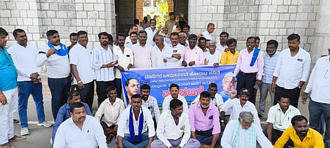 ಮಂಡ್ಯ ನಗರದಲ್ಲಿ ಕರ್ನಾಟಕ ಮಾದಿಗ ಒಳಮೀಸಲಾತಿ ಹೋರಾಟ ಸಮಿತಿ, ಕರ್ನಾಟಕ ಮಾದರ ಮಹಾಸಭಾದ ಕಾರ್ಯಕರ್ತರು  ಪ್ರತಿಭಟನೆ ನಡೆಸಿದರು.