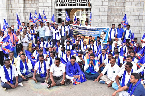 ಮಂಡ್ಯ ನಗರದ ಡಿಸಿ ಕಚೇರಿ ಎದುರು ಬಲಗೈ ಸಮುದಾಯಗಳ ಒಕ್ಕೂಟದ ಕಾರ್ಯಕರ್ತರು ಪ್ರತಿಭಟನೆ ನಡೆಸಿದರು
