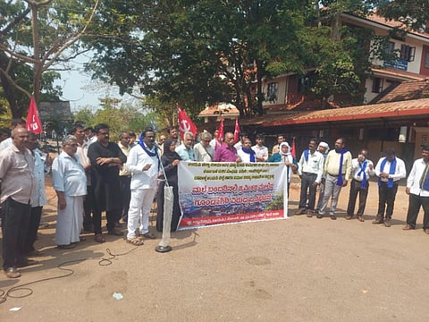 ಮಲ್ಪೆ ಬಂದರಿನಲ್ಲಿ ಮೀನುಗಾರಿಕಾ ಕಾರ್ಮಿಕರ ಮೇಲೆ ಹೆಚ್ಚುತ್ತಿರುವ ದೌರ್ಜನ್ಯ ಖಂಡಿಸಿ ಉಡುಪಿಯಲ್ಲಿ ವಿವಿಧ ಸಂಘಟನೆಗಳ ಪ್ರಮುಖರು ಪ್ರತಿಭಟಿಸಿದರು. ಪ್ರೊ.ಫಣಿರಾಜ್​, ಸುಂದರ್​ ಮಾಸ್ಟರ್​, ಕವಿರಾಜ್​ ಕಾಂಚನ್​, ಇದ್ರೀಸ್​ ಹೂಡೆ, ಸುರೇಶ್​ ಕಲ್ಲಾಗರ ಮಂಜುನಾಥ್​ ಗಿಳಿಯಾರ್​, ಶಶಿಧರ್​ ಗೊಲ್ಲ ಇತರರಿದ್ದರು.