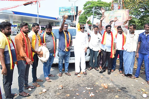 ಮಂಡ್ಯ ನಗರದ ಜೆ.ಸಿ ವೃತ್ತದಲ್ಲಿ ಕನ್ನಡಪರ ಸಂಘಟನೆಗಳಿಂದ ಈಡುಗಾಯಿ ಚಳವಳಿ ನಡೆಸಲಾಯಿತು.