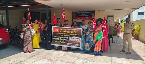 ವಿವಿಧ ಬೇಡಿಕೆ ಈಡೇರಿಕೆಗೆ ಒತ್ತಾಯಿಸಿ ಮಂಡ್ಯದಲ್ಲಿ ಸಿಐಟಿಯು ಜಿಲ್ಲಾ ಸಮಿತಿ ಪದಾಧಿಕಾರಿಗಳು ಪ್ರತಿಭಟಿಸಿದರು.
