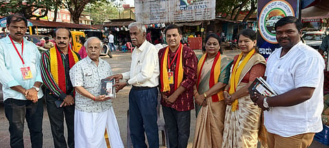 ಉಡುಪಿಯ ಮಣಿಪಾಲದಲ್ಲಿ ಪ್ರತಿಭಟನಾನಿರತ ಸಾಹಿತಿ ತಿಲಕನಾಥ ಮಂಜೇಶ್ವರ ಅವರ ಕೃತಿಗಳನ್ನು ವಿಶ್ವನಾಥ್​ ಶೆಣೈ ಖರೀದಿಸಿದರು. ರವಿರಾಜ್​ ಎಚ್​.ಪಿ., ರಂಜಿನಿ ವಸಂತ್​, ಸಿದ್ದಬಸಯ್ಯ ಸ್ವಾಮಿ ಚಿಕ್ಕಮಠ, ದೀಪಾ ಕರ್ಕಿ, ಸತೀಶ್​ ಕೊಡವೂರು, ರಾಜೇಶ್​ ಭಟ್​ ಫಣಿಯಾಡಿ ಇದ್ದರು.
