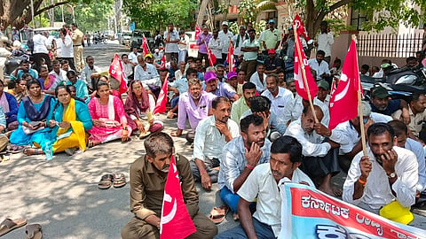 ವಿವಿಧ ಬೇಡಿಕೆ ಈಡೇರಿಕೆಗೆ ಒತ್ತಾಯಿಸಿ ಮಂಡ್ಯ ನಗರದಲ್ಲಿ ಗ್ರಾಮ ಪಂಚಾಯಿತಿ ನೌಕರರ ಸಂಘ, ಸಿಐಟಿಯು ಕಾರ್ಯಕರ್ತರು  ಪ್ರತಿಭಟನೆ ನಡೆಸಿದರು.
