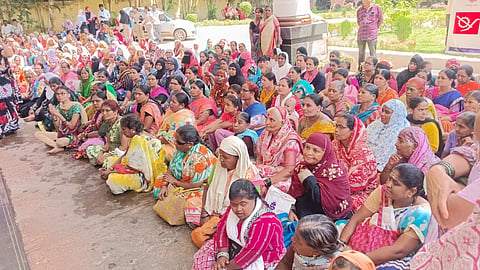 huda protest ಹುಬ್ಬಳ್ಳಿ ಧಾರವಾಡ ನಗರಾಭಿವೃದ್ಧಿ ಪ್ರಾಧಿಕಾರ ಎದುರು ಮಂಗಳವಾರ ಪ್ರತಿಭಟನೆ ನಡೆಸಿದ ವಸತಿ ರಹಿತರು.