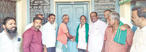 ಸವಣೂರು ತಾಲೂಕಿನ ಜಲ್ಲಾಪೂರ ಗ್ರಾಮದಲ್ಲಿ ಗ್ರಾಮಸ್ಥರು ಗ್ರಾಪಂ ಕಚೇರಿಗೆ ಬೀಗ ಜಡಿದು ಪ್ರತಿಭಟನೆ(Protest) ಕೈಗೊಂಡರು.