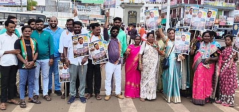 ಬೀದರ್ ಶಾಸಕ ರಹೀಂಖಾನ್ ಅವರಿಗೆ ರಾಜ್ಯದಲ್ಲಿ ಅಸ್ತಿತ್ವಕ್ಕೆ ಬರಲಿರುವ ಹೊಸ ಸರ್ಕಾರದಲ್ಲಿ ಸಚಿವ ಸ್ಥಾನ ಕೊಡಬೇಕು ಎಂದು ಆಗ್ರಹಿಸಿ ಕಾಂಗ್ರೆಸ್ ಕಾರ್ಯಕರ್ತರು ಹಾಗೂ ರಹೀಂಖಾನ್ ಅವರ ಬೆಂಬಲಿಗರು ಬೀದರ್‍ನಲ್ಲಿ ಮೆರವಣಿಗೆ ನಡೆಸಿದರು