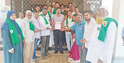 ಹಾನಗಲ್ಲ ಪಟ್ಟಣದ ತಹಸೀಲ್ದಾರ್ ಕಚೇರಿ ಎದುರು ಭಾರತೀಯ ಕೃಷಿ ಕಾರ್ವಿುಕ ರೈತ ಸಂಘಟನೆ ಮಂಗಳವಾರ ಪ್ರತಿಭಟನೆ ನಡೆಸಿ, ತಹಸೀಲ್ದಾರ್ ವಿಠಲ್ ಚೌಗುಲಾ ಅವರಿಗೆ ಮನವಿ ಸಲ್ಲಿಸಿತು. 