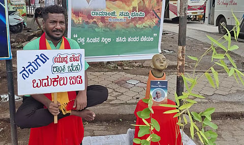 ಜಾಗತಿಕ ಯುದ್ಧ ವಿರೋಧಿಸಿ ಮಕ್ಕಳ ಹಕ್ಕುಗಳ ಹೋರಾಟಗಾರ, ಕನ್ನಡ ಉಪನ್ಯಾಸಕ ರಾಮಾಂಜಿ ನಮ್ಮಭೂಮಿ ಉಡುಪಿ ಮಣಿಪಾಲದ ಟೈಗರ್​ ಸರ್ಕಲ್​ ಬಳಿ ಏಕಾಂಗಿ ಧರಣಿ ನಡೆಸಿದರು.