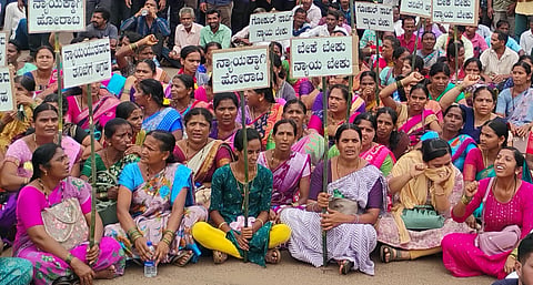 ಸಿದ್ದಾಪುರದಲ್ಲಿ ಒಕ್ಕಲಿಗರ ಸಮುದಾಯದಿಂದ ನಡೆದ (Student Death) ಪ್ರತಿಭಟನೆಯಲ್ಲಿ ಪಾಲ್ಗೊಂಡ ಮಹಿಳೆಯರು.
