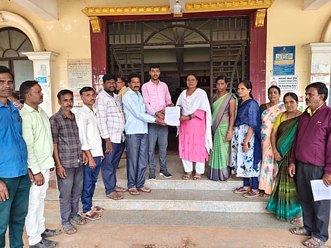 ಹಿರೇಕೆರೂರು ಪಟ್ಟಣದಲ್ಲಿ ರಾಜ್ಯ ಸರ್ಕಾರಿ ಹಾಸ್ಟೆಲ್ ಮತ್ತು ವಸತಿ ಶಾಲಾ ಹೊರಗುತ್ತಿಗೆ ನೌಕರರ ಸಂಘದ ತಾಲೂಕು ಸಮಿತಿಯಿಂದ ತಹಸೀಲ್ದಾರ್ ಎಂ.ರೇಣುಕಾ ಅವರಿಗೆ ಮನವಿ ಸಲ್ಲಿಸಲಾಯಿತು. 