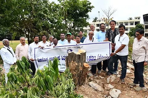 ಮರ ಕಡಿತಲೆ ಖಂಡಿಸಿ ಪರಿಸರ ಹೋರಟಗಾರರು, ಶಿವಮೊಗ್ಗ ನಾಗರಿಕ ಹಿತರಕ್ಷಣಾ ವೇದಿಕೆಗಳ ಒಕ್ಕೂಟದ ಹಾಗೂ ರಾಷ್ಟ್ರಭಕ್ತ ಬಳಗದ ಪದಾಧಿಕಾರಿಗಳು ನಗರದ ಸೈನ್ಸ್ ಮೈದಾನದಲ್ಲಿ ಪ್ರತಿಭಟನೆ ನಡೆಸಿದರು. ಎಸ್.ಆರ್.ಗೋಪಾಲ್, ಕೆ.ವಿ.ವಸಂತಕುಮಾರ್, ಡಾ. ಎ.ಸತೀಶ್‌ಕುಮಾರ್ ಶೆಟ್ಟಿ, ಪ್ರೊ ಎಲ್.ಕೆ.ಶ್ರೀಪತಿ, ಶೇಖರ್ ಗೌಳೆರ್, ಅಶೋಕ್‌ಕುಮಾರ್, ಜರ್ನಾಧನ್ ಪೈ, ಕೆ.ವಿ.ಸುಬ್ಬಣ್ಣ, ನಾಗೇಶ್, ಶ್ರೀಕಾಂತ್ ಇದ್ದರು.