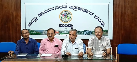 ಮಂಡ್ಯದಲ್ಲಿ ಆಯೋಜಿಸಿದ್ದ ಸುದ್ದಿಗೋಷ್ಠಿಯಲ್ಲಿ ಮಂಡ್ಯ ಕೃಷಿಕ್ ಸರ್ವೋದಯ ಟ್ರಸ್ಟ್‌  ಸಂಘಟನಾ ಕಾರ್ಯದರ್ಶಿ ಡಿ.ಎಸ್.ದೇವರಾಜು ಮಾತನಾಡಿದರು.