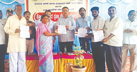 ಪ್ರಜಾಸೇವಾ ಆಂದೋಲನಕ್ಕೆ ಹೊಳೆಆಲೂರ ಹೋಬಳಿ ಮಟ್ಟದಲ್ಲಿ ಶಾಸಕ ಸಿ.ಸಿ. ಪಾಟೀಲ ಚಾಲನೆ ನೀಡಿ ಸಾರ್ವಜನಿಕರ ಅಹವಾಲು ಸ್ವೀಕರಿಸಿದರು. ತಹಸೀಲ್ದಾರ್ ಕೆ. ನಾಗರಾಜ, ಚಂದ್ರಶೇಖರ ಕಂದಕೂರ, ಜಯಪ್ರಕಾಶ, ಸೋಮನಗೌಡ ಗೌಡರ ಇತರರಿದ್ದರು.