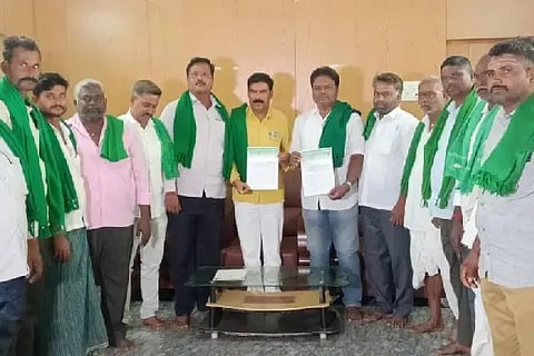 ಬಂಕಾಪುರ ಪಟ್ಟಣದ ಪ್ರವಾಸಿ ಮಂದಿರದಲ್ಲಿ ರೈತ ಸಂಘದ ಮುಖಂಡರು ಶನಿವಾರ ಸಭೆ ನಡೆಸಿದರು. ಹನುಮಂತಪ್ಪ ಹುಚ್ಚಣ್ಣನವರ, ಆನಂದ ಕೆಳಗಿನಮನಿ, ಶಂಕರಗೌಡ ಪಾಟೀಲ ಇತರರಿದ್ದರು. maize purchase