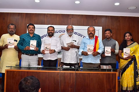 ಮಂಡ್ಯ ನಗರದ ಪ್ರೆಸ್‌ಕ್ಲಬ್‌ನಲ್ಲಿ ಆಯೋಜಿಸಿದ್ದ ಕಾರ್ಯಕ್ರಮದಲ್ಲಿ ಭಾರತೀಯ ಸಂವಿಧಾನ-ಭಾರತೀಯರ ಹಕ್ಕುಗಳು ಮತ್ತು ಕರ್ತವ್ಯಗಳು ಪುಸ್ತಕ ಬಿಡುಗಡೆ ಮಾಡಲಾಯಿತು.