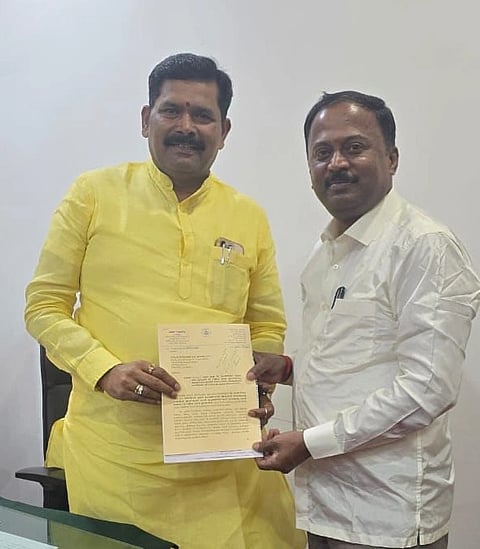ಬೆಂಗಳೂರಿನಲ್ಲಿ ಎಂಎಲ್‌ಸಿ ದಿನೇಶ್ ಗೂಳಿಗೌಡ ಅವರು ಕನ್ನಡ ಮತ್ತು ಸಂಸ್ಕೃತಿ ಸಚಿವ ಶಿವರಾಜ್ ತಂಗಡಗಿಗೆ ಮನವಿ ಸಲ್ಲಿಸಿದರು.