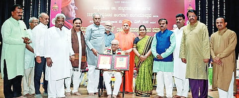 puttaraj gawayi ಹುಬ್ಬಳ್ಳಿಯ ಸವಾಯಿ ಗಂಧರ್ವ ಹಾಲ್​ನಲ್ಲಿ ಮಂಗಳವಾರ ವಯೋಲಿನ್​ ವಾದಕ ಪಂ. ಬಿ.ಎಸ್​. ಮಠ ಅವರಿಗೆ ಪುಟ್ಟರಾಜ ಸಮ್ಮಾನ ರಾಷ್ಟ್ರೀಯ ಪುರಸ್ಕಾರ ನೀಡಿ ಗೌರವಿಸಲಾಯಿತು. ಸಭಾಪತಿ ಬಸವರಾಜ ಹೊರಟ್ಟಿ, ಶಾಸಕ ಮಹೇಶ ಟೆಂಗಿನಕಾಯಿ, ಮೇಯರ್​ ಜ್ಯೋತಿ ಪಾಟೀಲ, ಶ್ರೀ ಮಲ್ಲಿಕಾರ್ಜುನ ಸ್ವಾಮೀಜಿ, ಪಂ. ವೆಂಕಟೇಶಕುಮಾರ, ಶಂಕರ ಕುಂಬಿ, ಮಹಾಬಲೇಶ್ವರ ಹಾಸಿನಾಳ, ಇತರರು ಇದ್ದರು.