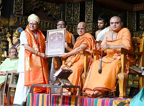 ಉಡುಪಿಯ ರಾಜಾಂಗಣದಲ್ಲಿ ನಡೆದ ಕಾರ್ಯಕ್ರಮದಲ್ಲಿ ಡಾ.ಆರ್​.ಕೆ. ಪದ್ಮನಾಭ ಅವರಿಗೆ ಸುಗುಣೇಂದ್ರ ತೀರ್ಥ ಶ್ರೀಪಾದರು 'ಶ್ರೀಕೃಷ್ಣಗಿತಾನುಗ್ರಹ ಪ್ರಶಸ್ತಿ' ನೀಡಿದರು. ಸುಶ್ರೀಂದ್ರ ತೀರ್ಥ ಶ್ರೀಪಾದರು ಇದ್ದರು.