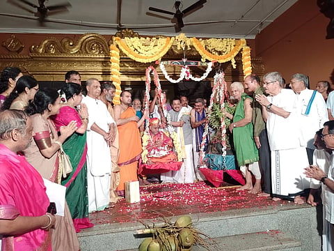 ಉಡುಪಿಯ ಮಧ್ವ ಮಂಟಪದಲ್ಲಿ ಕಲ್ಕೂರ ಪ್ರತಿಷ್ಠಾನದ ವತಿಯಿಂದ ಪರ್ಯಾಯ ಸುಗುಣೇಂದ್ರ ಶ್ರೀ ಹಾಗೂ ಸುಶ್ರೀಂದ್ರ ಶ್ರೀಗಳಿಗೆ ಶ್ರೀಗಂಧದ ಗಿಡಗಳಿಂದ ತುಲಾಭಾರ ಮಾಡಲಾಯಿತು. ಪ್ರದೀಪಕುಮಾರ್​ ಕಲ್ಕೂರ, ಪ್ರೊ.ಎಂ.ಬಿ. ಪುರಾಣಿಕ್​, ಯು.ವಿಶ್ವನಾಥ ಶೆಣೈ, ಮಾಧವ ಉಲ್ಲಾಳ್​, ಡಾ. ತಲ್ಲೂರು ಶಿವರಾಂ ಶೆಟ್ಟಿ, ಮುರಳಿ ಕಡೆಕಾರ್​, ಡಾ.ಬಿ.ಗೋಪಾಲ ಆಚಾರ್ಯ ಇತರರಿದ್ದರು.